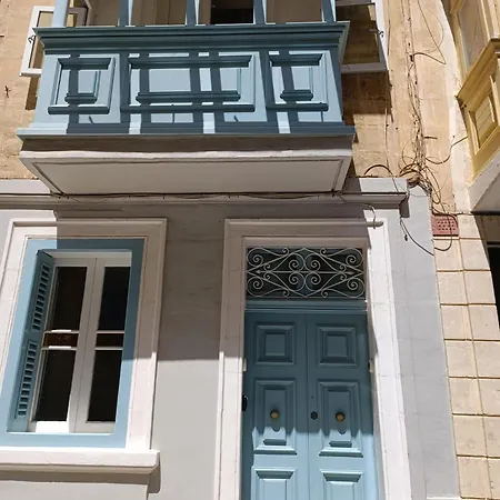 Traditional Duplex Townhouse Near Valletta Jeng1-1 *